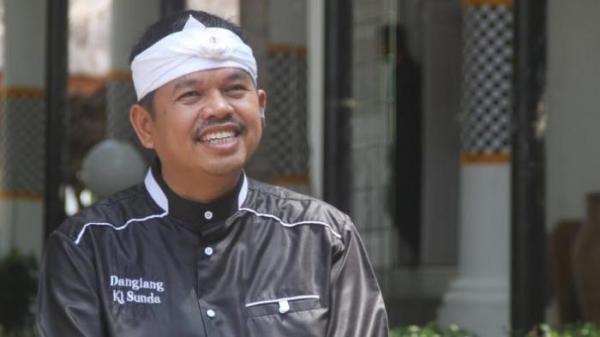 TERSENYUM. Foto Gubernur Jawa Barat Dedi Mulyadi. Dia juga termasuk kepala daerah yang melarang study tour.