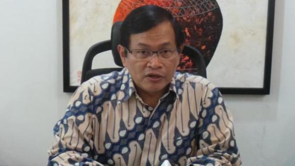 PAKAI BATIK. Sosok Gubernur Jakarta Pramono Anung. Dia melarang study tour. 