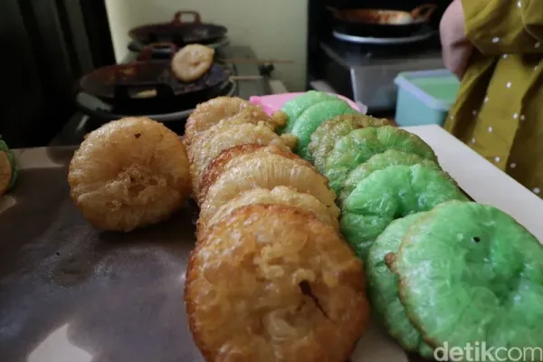 Kue cucur bertopping di Ponorogo