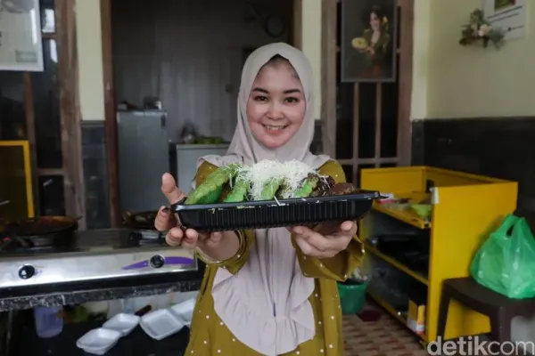 Kue cucur bertopping di Ponorogo