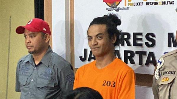 VADEL BADJIDEH TERSANGKA - Vadel Badjideh dihadirkan ke publik usai ditetapkan sebagai tersangka kasus dugaan persetubuhan di Polres Metro Jakarta Selatan, Jumat (14/2/2025). <div class=