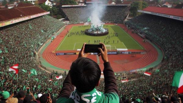 PERTANDINGAN SEPAK BOLA: Ilustrasi suporter sedang memberikan dukungan untuk PSS Sleman.