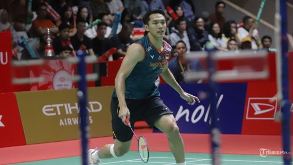 AKSI JONATAN CHRISTIE - Pebulu tangkis tunggal putra Indonesia Jonatan Christie saat pertandingan melawan tunggal putra Taiwan Wang Tzu Wei pada semifinal Daihatsu Indonesia Masters 2025 di Istora Senayan, Jakarta, Sabtu (25/1/2025). Jonatan Christie melaju ke final usai menang dua gim langsung 21-18 dan 24-22. TRIBUNNEWS/HERUDIN