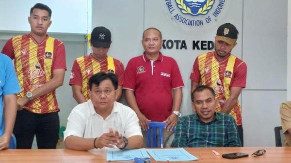 PELATIH BARU - Pelatih baru Inter Kediri Budiarjo Thalib (kemeja putih) saat penandatanganan kontrak di Kediri pada Senin (10/3/2025). Mantan pelatih Persik Kediri itu mengaku terharu bisa kembali ke kota yang pernah menjadi bagian penting dalam karier kepelatihannya.bhu