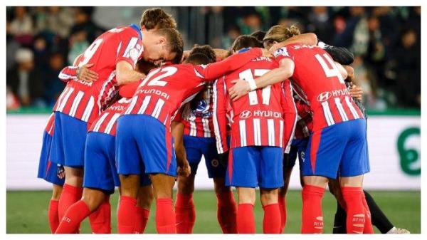 Skuad Atletico Madrid ketika bersatu sebelum menjalani laga.