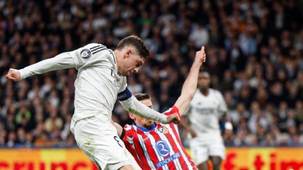 DIHALAU - Tendangan kapten Real Madrid, Valverde dihalau pemain Atletico Madrid pada leg pertama 16 besar Liga Champions 2024-2025. Atletico Madrid dan Real Madrid kembali berduel pada leg kedua, Kamis (13/3/2025) dini hari WIB.