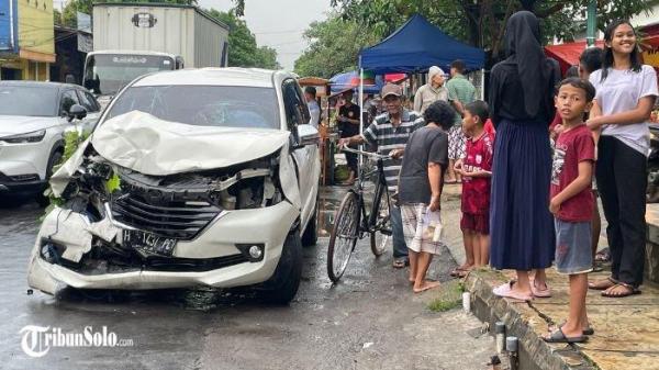 REMUK : Kecelakaan adu banteng antara Isuzu Traga Box dengan nomor polisi AD 9947 IG dan Toyota Avanza H 1431 PC terjadi di Jalan Raya Grogol, tepatnya di depan Pasar Grogol, Kabupaten Sukoharjo, pada Rabu (12/3/2025) sekitar pukul 15.00 WIB. <div class=
