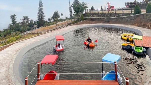 Ilustrasi paddle boat yang ada di Little Ranch.