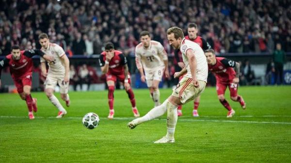 Harry Kane menendang penalti pada laga Bayern Munchen vs Bayer Leverkusen pada leg pertama babak 16 besar  Liga Champions 2024/2025 di Allianz Arena, Munchen, Jerman, Bayern, Kamis (6/3/2025) dini hari WIB. <div class=