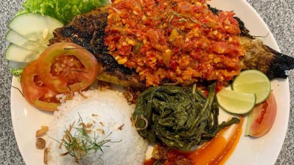 REKOMENDASI KULINER KLATEN: Perpaduan ikan yang dipanggang sempurna dengan bumbu khas serta sambal pedas yang menggugah selera menciptakan cita rasa autentik yang cocok bagi pecinta kuliner khas Nusantara.