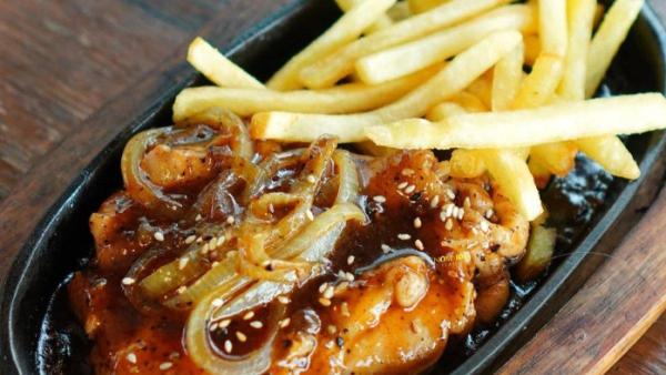 REKOMENDASI KULINER KLATEN: Daging ayam yang juicy berpadu dengan saus yang kaya rasa menciptakan perpaduan lezat yang memanjakan lidah