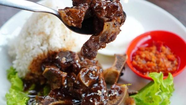 REKOMENDASI KULINER KLATEN:  Sepiring nasi dengan iga sapi yang dimasak hingga empuk dan dilumuri saus kental berwarna cokelat,