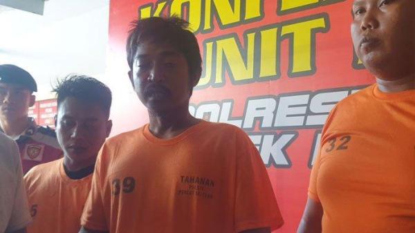 PRIA BUNUH PENCURI - Sudirman (32) diwawancarai saat hadir ketika polisi menggelar konferensi pers di Polsek Tembung pada Kamis (13/3/2025). Sudirman jadi tersangka karena menganiaya pencuri jemurannya hingga tewas.
