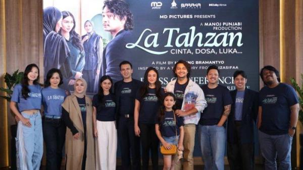 FILM LA TAHZAN - Trailer film La Tahzan diluncurkan di MD Place, Kuningan, Setiabudi, Jakarta Selatan, Kamis (13/3/2025). Film La Tahzan dijadwalkan tayang di seluruh bioskop Indonesia pada Mei 2025. Film drama tentang perselingkuhan yang disutradarai Hanung Bramantyo ini dibintangi Ariel Tatum, Marshanda hingga Deva Mahenra, Patricia Gouw, Reza Nangin serta Elma Theana.