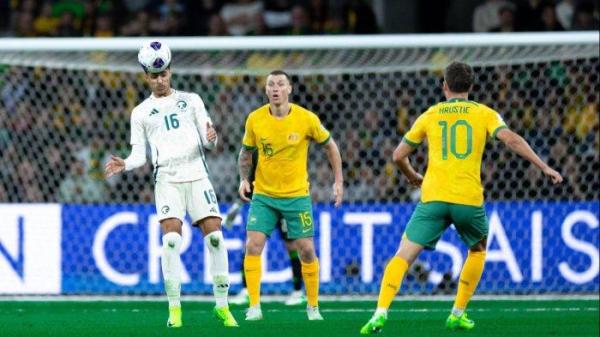 Aksi gelandang Arab Saudi, Faisal Al-Ghamdi menghalau bola saat melawan Australia pada lanjutan Grup C Kualifikasi Piala Dunia 2026 zona Asia, Kamis (14/11/2024) sore WIB.