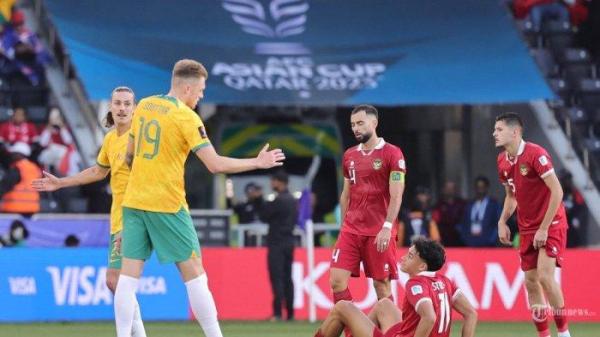 ISARAT HARRY SOUTAR - Bek Australia Harry Souttar (19) memberi isyarat kepada penyerang Indonesia Rafael Struick (11) di akhir pertandingan sepak bola Piala Asia AFC Qatar 2023 antara Australia dan Indonesia di Stadion Jassim bin Hamad di Doha. Minggu (28 Januari 2024). 