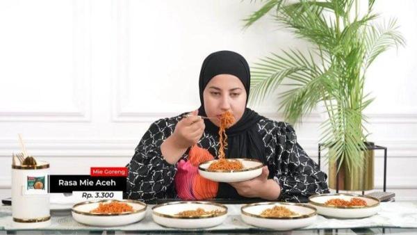 TASYI ATHASYA REVIEW,- Momen selebgram Tasyi Athasyia menyebut bumbu Indomie goreng varian mie goreng Aceh memiliki aroma aneh yang mirip dengan bau kalajengking.