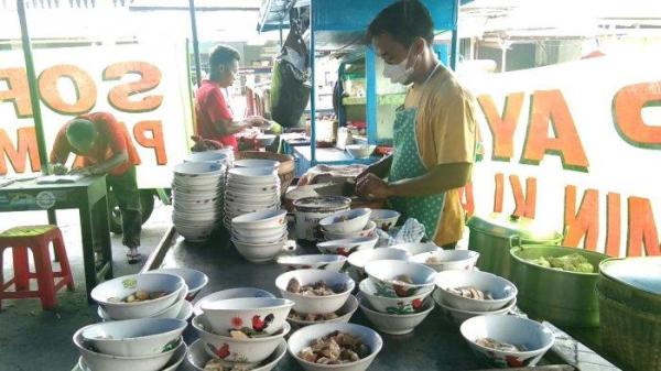KULINER LEGENDARIS KLATEN - Sejumlah karyawan Sop Ayam Pak Min Klaten yang berjualan di Desa Sekarsuli, Klaten Utara, Klaten menyiapkan pesanan pembeli, Rabu (23/2/2022). 