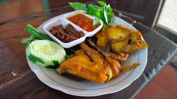 AYAM GORENG ENAK - Sajian ayam goreng di warung Ayam Kampung Goreng Mbah Karto Tembel di Kecamatan Bendosari, Kabupaten Sukoharjo, Jawa Tengah, Kamis (1/9/2022). Berikut rekomendasi 7 ayam goreng enak di Sukoharjo untuk buka puasa. (TribunTravel/ Nurul Intaniar)
