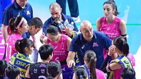 ARAHAN PELATIH - Pink Spiders kalah dari Red Sparks 1-3 (22-25, 23-25, 25-14, 22-25) di Samsan Incheon Gymnasium, Selasa (17/12/2024). (Foto arsip Desember 2024).