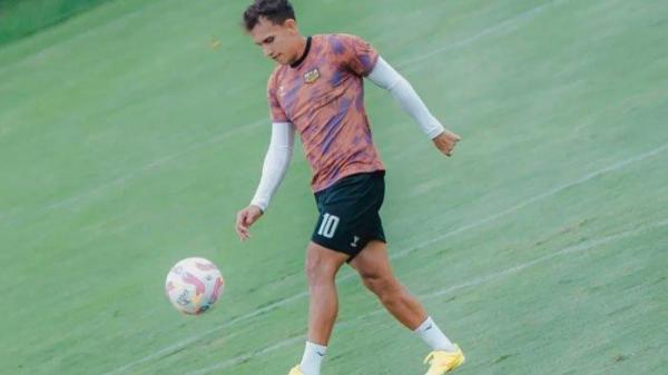 JALUR KEMENANGAN - Pemain Dewa United, Egy Maulana Vikri menjalani latihan dalam persiapan menghadapi laga Dewa United vs Persebaya pada pekan ke-24 Liga 1 2024/2025 di Stadion Pakansari Bogor, Jumat (21/2/2025) malam. Egy bertekad membuat Dewa United kembali ke jalur kemenangan setelah di laga terakhir kalah 1-3 dari Madura United.