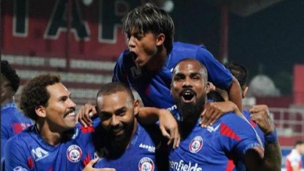 Para pemain Arema FC saat merayakan gol di laga menghadapi Barito Putera pada pekan 27 Liga 1 2024/2025 pada Kamis (13/3/2025). Dalam pertandingan ini Arema FC menang dengan skor 4-2.