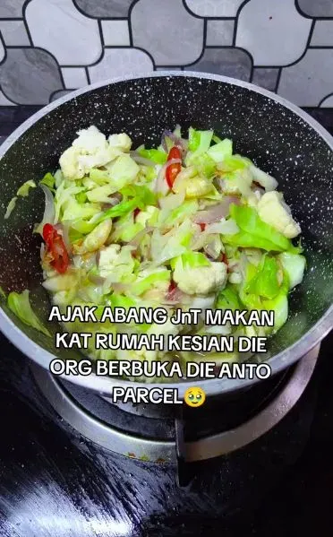 Bikin Haru, Keluarga Ini Ajak Kurir Paket Buka Puasa di Rumah