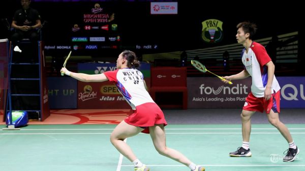 Pebulu tangkis ganda campuran China Jiang Zhen Bang dan Wei Ya Xin mengembalikan kok ke arah pebulu tangkis ganda campuran China Zheng Si Wei dan Huang Ya Qiong dalam babak final Kapal Api Indonesia Open 2024 di Istora Senayan, Jakarta, Minggu (9/6/2024). Pebulu tangkis ganda campuran China Jiang Zhen Bang dan Wei Ya Xin berhasil menjuarai Kapal Api Indonesia Open 2024 setelah mengalahkan Zheng Si Wei dan Huang Ya Qiong dengab skor 21-11 dan 21-14.?TRIBUNNEWS/IRWAN RISMAWAN