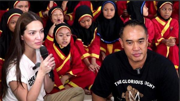 Nia Ramadhani dan Ardi Bakrie di kawasan Kampung Makassar, Jakarta Timur, Jumat (14/3/2025). <div class=