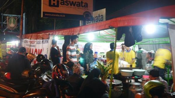 Warung susu Shi Jack yang ramai pembeli pada malam pertama puasa Ramadan.
