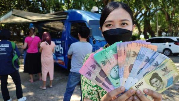 PENUKARAN UANG BARU - Warga di Balikpapan, menukarkan uang pecahan baru secara mobile pada tahun 2023. Syarat penukaran uang baru Lebaran 2025 di kas keliling Bank Indonesia.