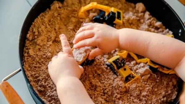 Ilustrasi anak balita bermain sensory bin.<br> Foto: Shutter Stock