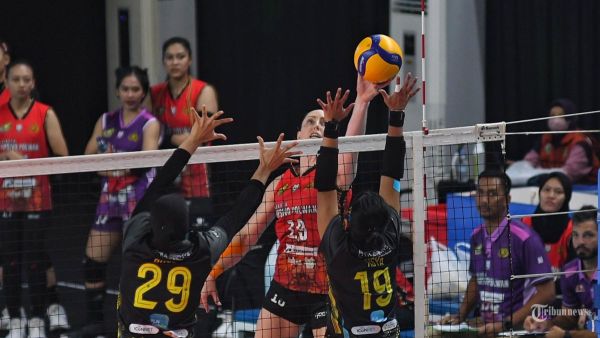 Pevoli putri Jakarta Electric PLN, Tisya Amallya Putri (kanan) dan Putri Andya Agustina (kiri) berusaha menahan smes dari pevoli putri Jakarta Popsivo Polwan, Madison Kingdon Rishel dalam pertandingan Putaran II Series 6 PLN Mobile Proliga 2024 di GOR Ken Arok, Kota Malang, Jawa Timur, Jumat (14/6/2024). <div class=