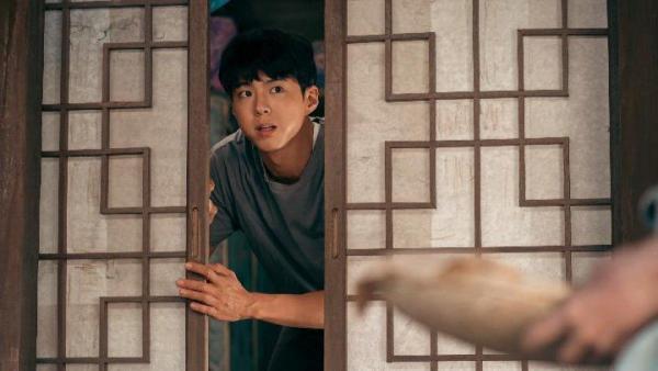 DRAKOR PARK BO GUM - Park Bo Gum memerankan karakter Gwan Sik di drakor When Life Gives You Tangerines. Di drakor ini, ia beradu akting dengan IU.