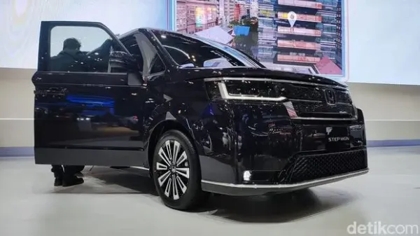 Honda Step WGN dan Honda e:N1 di ajang GIIAS 2024