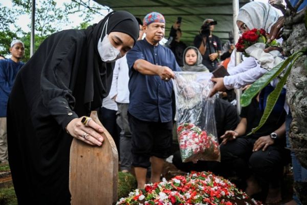 Istri komedian Babe Cabita, Zulfati Indraloka mengikuti prosesi pemakaman jenazah suaminya Priya Prayogha Pratama alias Babe Cabita di TPU Kampung Gunung Cirendeu, Tangerang Selatan, Banten, Selasa (9/4/2024). <div class=