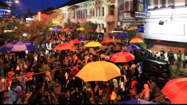 KULINER BANDUNG LEBARAN 2025: Di sepanjang Jalan Braga, kamu akan menemukan banyak kafe, restoran, dan warung yang menyajikan berbagai jenis makanan