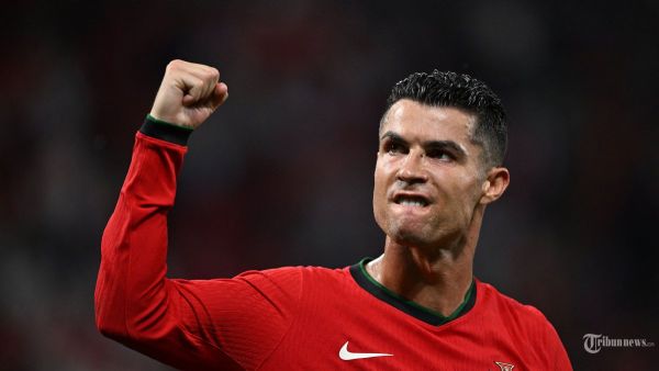 Penyerang Portugal #07 Cristiano Ronaldo merayakan di lapangan setelah pertandingan sepak bola Grup F UEFA Euro 2024 antara Portugal dan Republik Ceko di Stadion Leipzig di Leipzig pada 18 Juni 2024. (Photo by PATRICIA DE MELO MOREIRA / AFP)