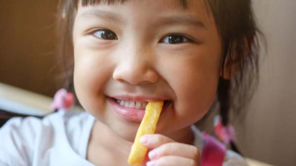 Ilustrasi anak makan kentang goreng Foto: Shutterstock