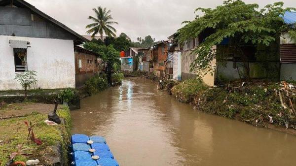 PASCA BANJIR - Kondisi Terkini di Sungai Area Kelurahan Bailang, Kecamatan Tuminting, Kota Manado, Sulawesi Utara (Minggu, 23/3/2025). Banjir sudah surut, warga tampak sibuk membersihkan rumah.