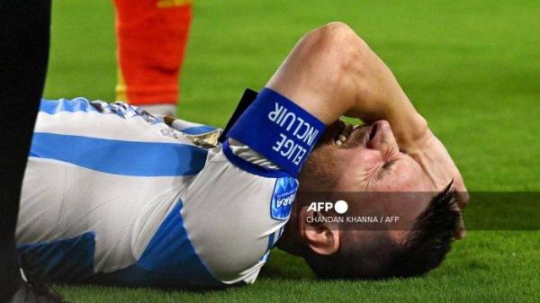 Pemain depan Argentina bernomor punggung 10 Lionel Messi bereaksi kesakitan selama pertandingan final turnamen Copa America Conmebol 2024 antara Argentina dan Kolombia di Hard Rock Stadium, di Miami, Florida pada tanggal 14 Juli 2024.