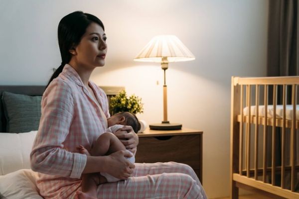 Ilustrasi menyusui bayi di malam hari. Foto: PR Image Factory/Shutterstock