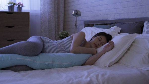 Ilustrasi wanita tidur di ruangan gelap. Foto: PRPicturesProduction/Shutterstock
