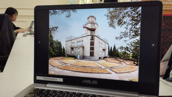 Villa Grasole, rumah yang bisa berputar.<div class=