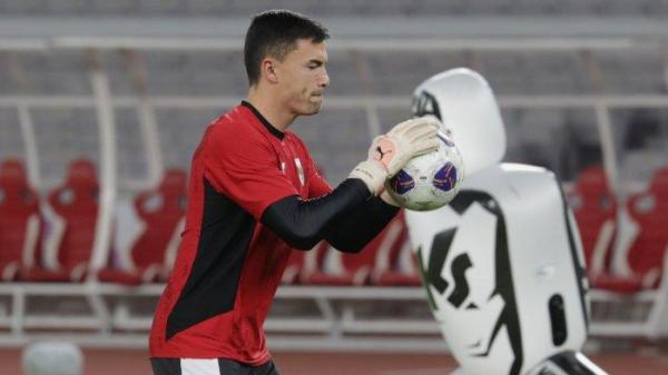 Emil Audero menangkap bola di sesi latihan Timnas Indonesia