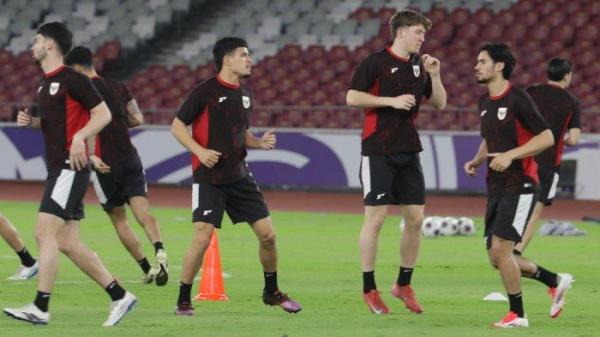 Sandy Walsh menjalani sesi latihan Timnas Indonesia jelang lawan Bahrain