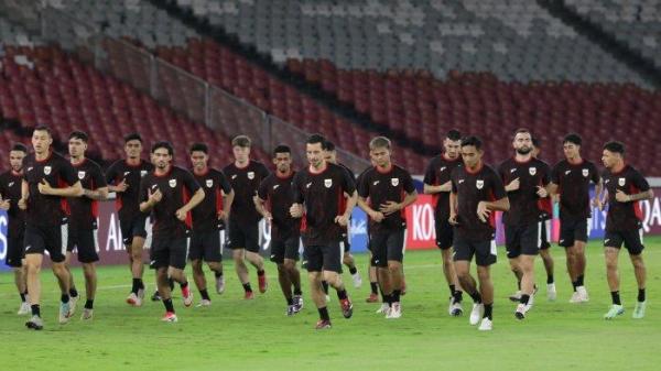 Pesepak bola Timnas Indonesia melakukan latihan jelang pertandingan Timnas Indonesia