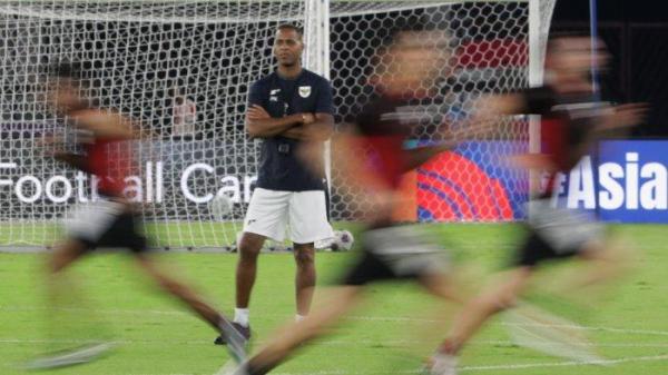 Pelatih Timnas Indonesia Patrick Kluivert memimpin latihan jelang lawan Bahrain