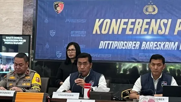 Rilis kasus kasus penyalahgunaan frekuensi radio untuk menyebarkan SMS penipuan dengan metode fake base transceiver station (BTS). (Ondang/detikcom)