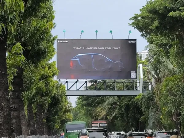 Suzuki Fronx pada Baliho atau Billboard di Jalan A. Yani 157 (Depan UINSA-1) Surabaya.